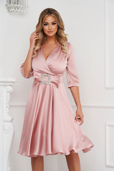 Alkalmi ruhák, méret: M, Világos rózsaszínű elegáns midi harang ruha szaténból, csatokkal ellátva - StarShinerS.hu