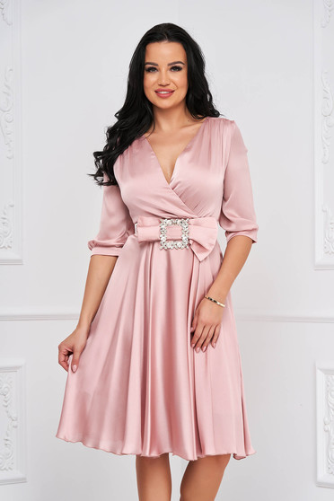 Szatén ruhák, Világos rózsaszínű elegáns midi harang ruha szaténból, csatokkal ellátva - StarShinerS.hu
