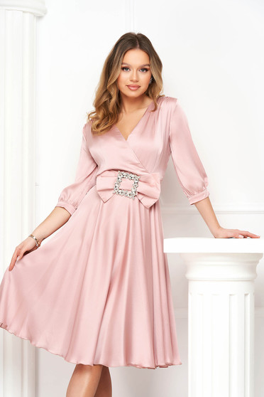 Szatén ruhák, Világos rózsaszínű elegáns midi harang ruha szaténból, csatokkal ellátva - StarShinerS.hu