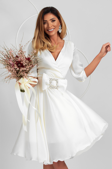 Polgári esküvői ruhák, Fehér elegáns midi harang ruha szaténból, csatokkal ellátva - StarShinerS.hu