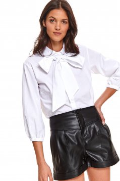 Fehér casual bő szabású női ing háromnegyedes ujjakkal és masni alakú kiegészítővel