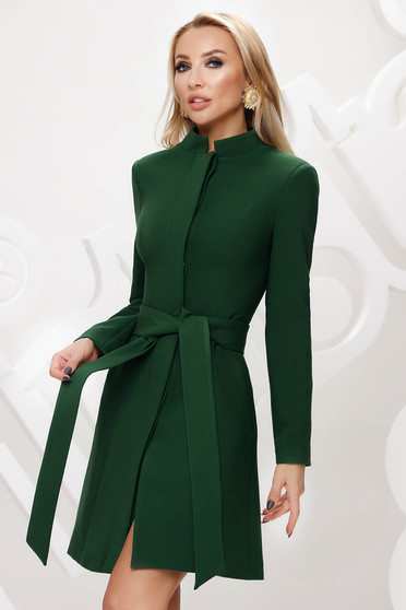 Zöld harang béléssel övvel ellátva elegáns masni alakú kiegészítővel kabát
