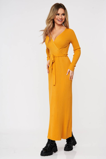 Hosszú ruhák, Mustársárga színű csíkozott anyagú kötött ruha övvel ellátva - StarShinerS.hu