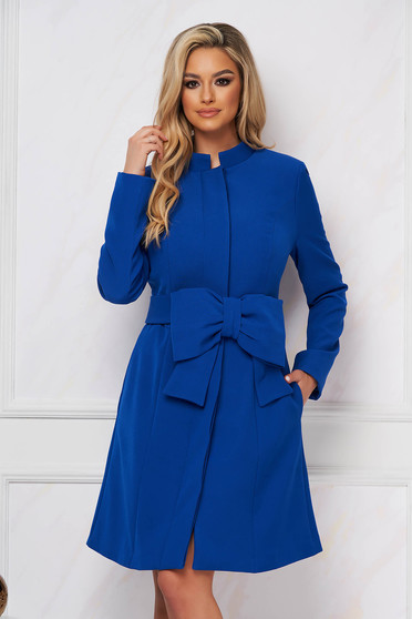 Kék elegáns szűkített rövid kabát övvel ellátva masni díszítéssel