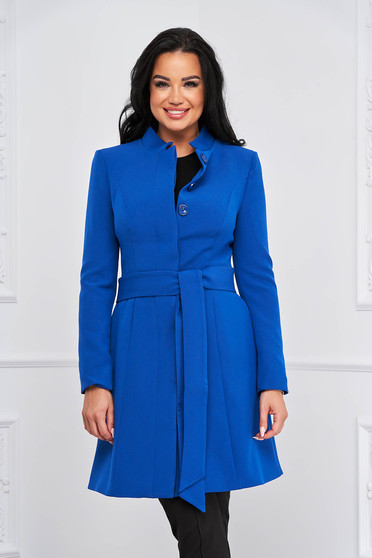 Kék elegáns szűkített rövid kabát övvel ellátva masni díszítéssel