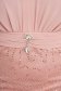 Púder rózsaszínű szatén ceruza ruha selyem muszlinból átfedéssel a szoknyában és bross kiegészítővel 4 - StarShinerS.hu