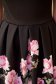 Fekete virágmintás rövid harang ruha enyhén rugalmas anyagból 4 - StarShinerS.hu