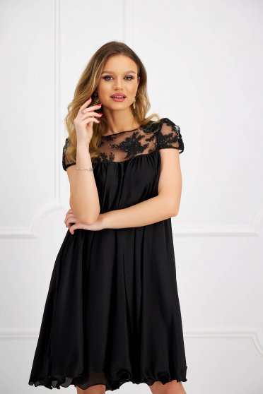 Baby doll ruhák, Alkalmi bő szabású rövid muszlin fekete ruha csipke díszítéssel - StarShinerS.hu