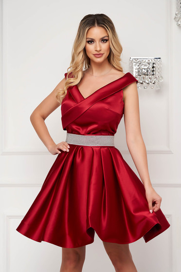 Vörös ruhák, Ejtett vállú rövid burgundy alkalmi harang ruha szaténból - StarShinerS.hu