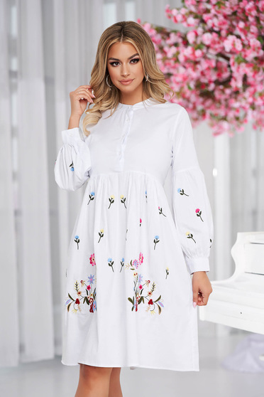 Pamut ruhák, Pamutból készült bő ujjú midi fehér ruha virágos hímzéssel - StarShinerS.hu