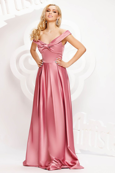 Hosszú ruhák, Világos rózsaszínű hosszú harang ruha szaténból masni alakú kiegészítővel - StarShinerS.hu