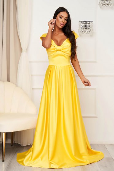 Hosszú ruhák, Sárga hosszú harang ruha szaténból masni alakú kiegészítővel - StarShinerS.hu