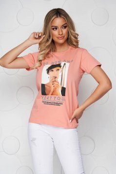 Pink bő szabású pamutból készült póló kerekített dekoltázssal grafikai díszítéssel
