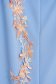 Világoskék StarShinerS midi ceruza ruha szövetből virágos hímzéssel vékony anyagból 4 - StarShinerS.hu