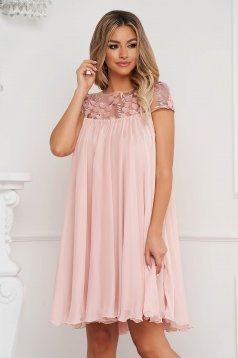 Alkalmi bő szabású rövid muszlin világos rózsaszínű ruha csipke díszítéssel