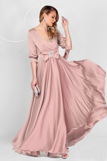 Szalagavató ruhák, Hosszú világos rózsaszínű alkalmi muszlin ruha harang alakú gumirozott derékrésszel kivágott ujjrész - StarShinerS.hu