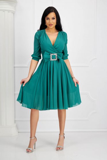 Strasszos ruhák, Zöld elegáns midi harang szaténból ruha csatokkal van ellátva - StarShinerS.hu