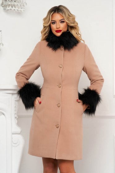 Elegáns kabátok, Krémszínű nagykabát szűkített szőrme gallér szövetből - StarShinerS.hu