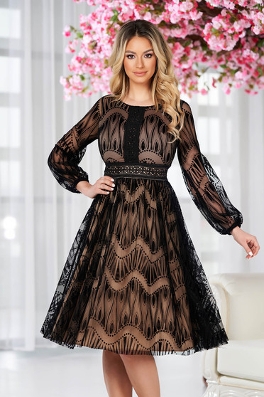 Bársony ruhák, méret: XXL, Elegáns fekete harang ruha tüllből bársony panelekkel és hímzett betétekkel - StarShinerS.hu