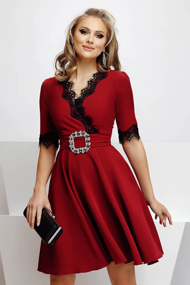 Vörös ruhák, Burgundy elegáns harang ruha rugalmas szövetből csipke díszítéssel - StarShinerS.hu