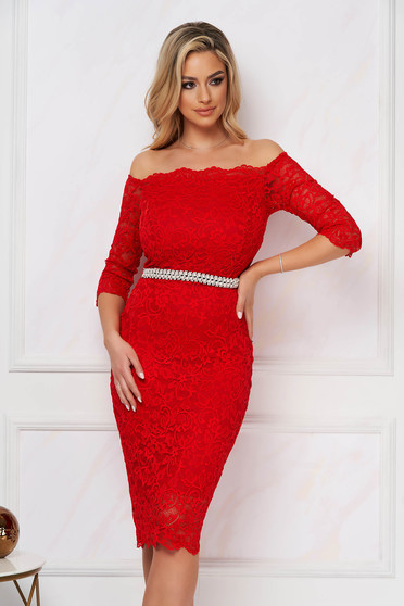 Csipke ruhák, Piros alkalmi StarShinerS midi szűk szabású váll nélküli ruha csipkéből - StarShinerS.hu