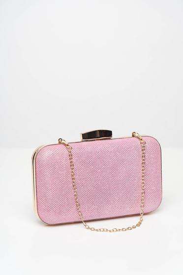 Világos rózsaszínű alkalmi táska csillogó díszítéssel, eltávolítható vékony lánccal