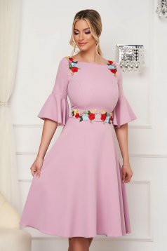 Elegáns ruha StarShinerS hímzett púder rózsaszínű midi harang rugalmas szövetből