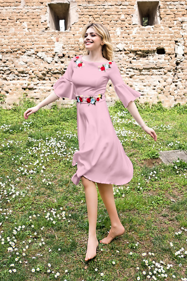 Nagy méretű ruhák, méret: L, Elegáns ruha StarShinerS hímzett púder rózsaszínű midi harang rugalmas szövetből - StarShinerS.hu