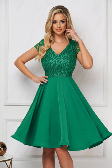 Alkalmi ruhák, méret: M, Alkalmi ruha zöld StarShinerS harang szatén anyagból flitteres díszítéssel - StarShinerS.hu